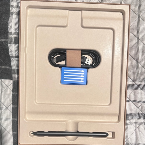 Amazon Kindle Scribe with Premium Pen - Tungsten 64GB - Picture 4 of 6